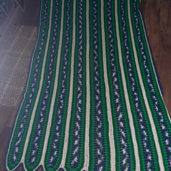 Hand crotchet throw blanket - Picture 4 of 8